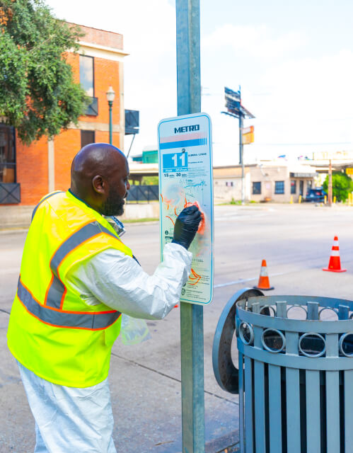 16933-System-Cleaner Cleaning a METRO wayfinding sign.