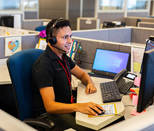 7786-Customer-Contact-Center METRO employee working in the customer contact center.