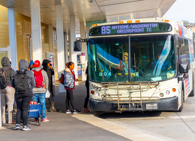14175-Local-Bus-85-Antoine-Washington Customers waiting to board the 85 Antoine / Washington bus