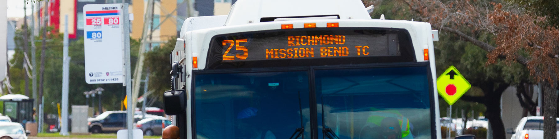 25 Richmond local bus stopped with customers getting off.