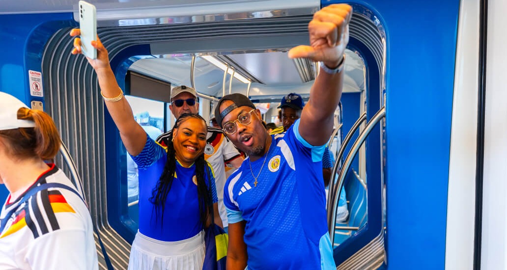 Two Curaçao fans pose on the train.