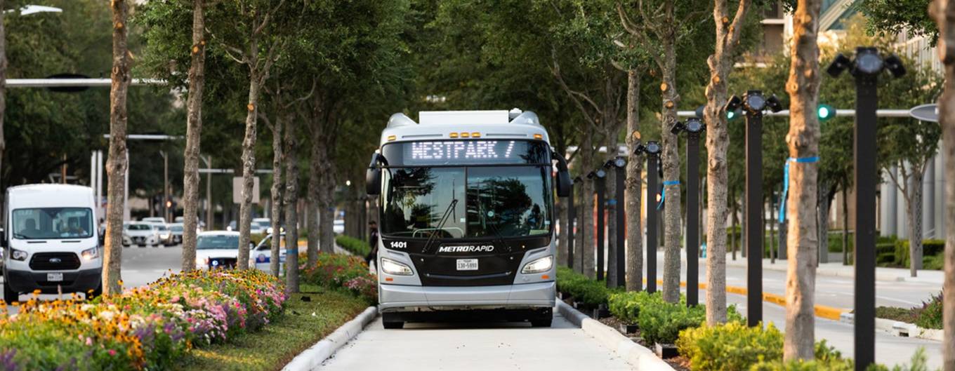 METRORapid bus travels along Post Oak Blvd.