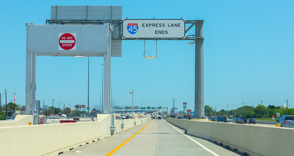 Interstate 45 South HOV/HOT lane exit to the main lanes of I-45 South.